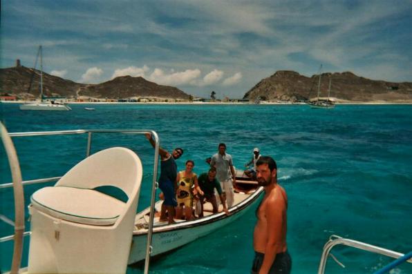 Des pecheurs ramenent Ramzi & Marie a bord à Los ROques