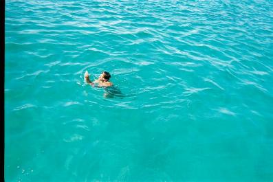 Olivier fait sa vaiselle directe dans la mer