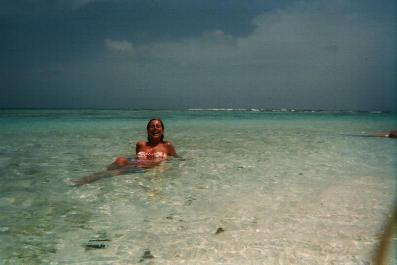 Cathy sur la plage abandonée (la plage pas Cathy)