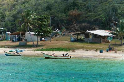 La baie d'Iguana, avec ses 4 maisons et son petit fort militaire