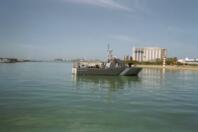 Navire militaire manoeuvrant dans la marina de Margarita