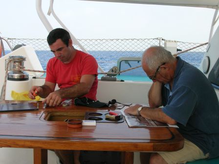 Routine du bord: lecture et preparation de la peche